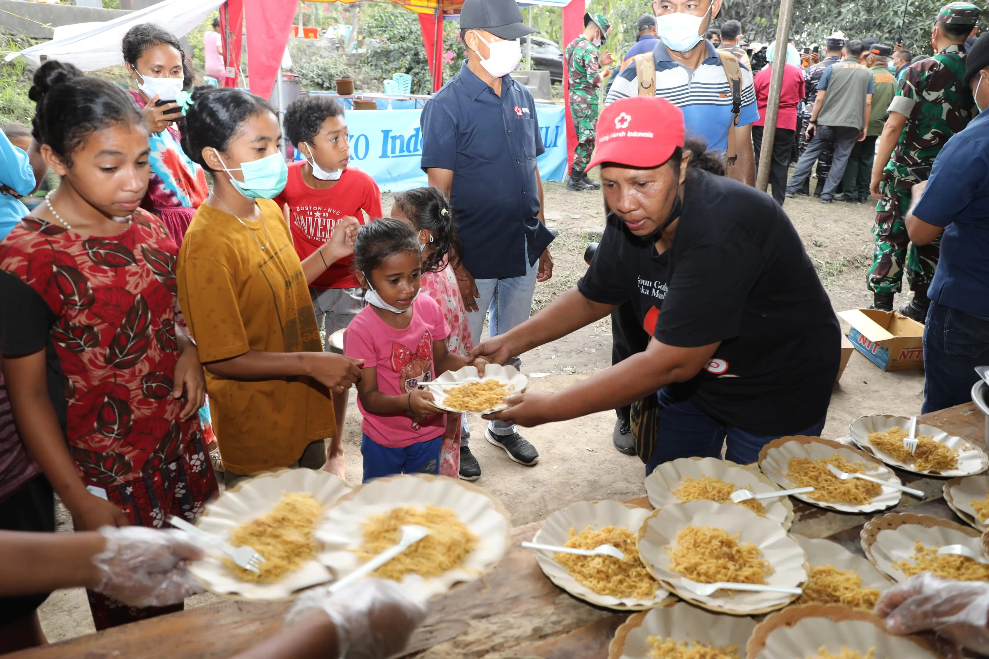 Tim Gabungan saat memberikan makan untuk warga di pos pengungsian Desa Kringa, Kabupaten Sikka, Nusa Tenggara Timur pada Kamis (7/11).